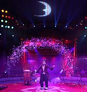  Alles voller Seifenblasen: Paolo Carillon bei der Premiere von Circus Roncalli in München (©Foto: Martin Schmitz)